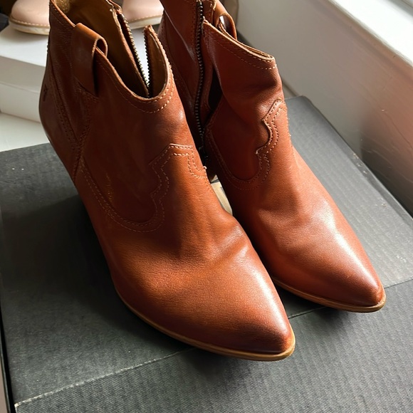 Great condition Frye Reina bootie in cognac size 9.5 - Picture 3 of 9